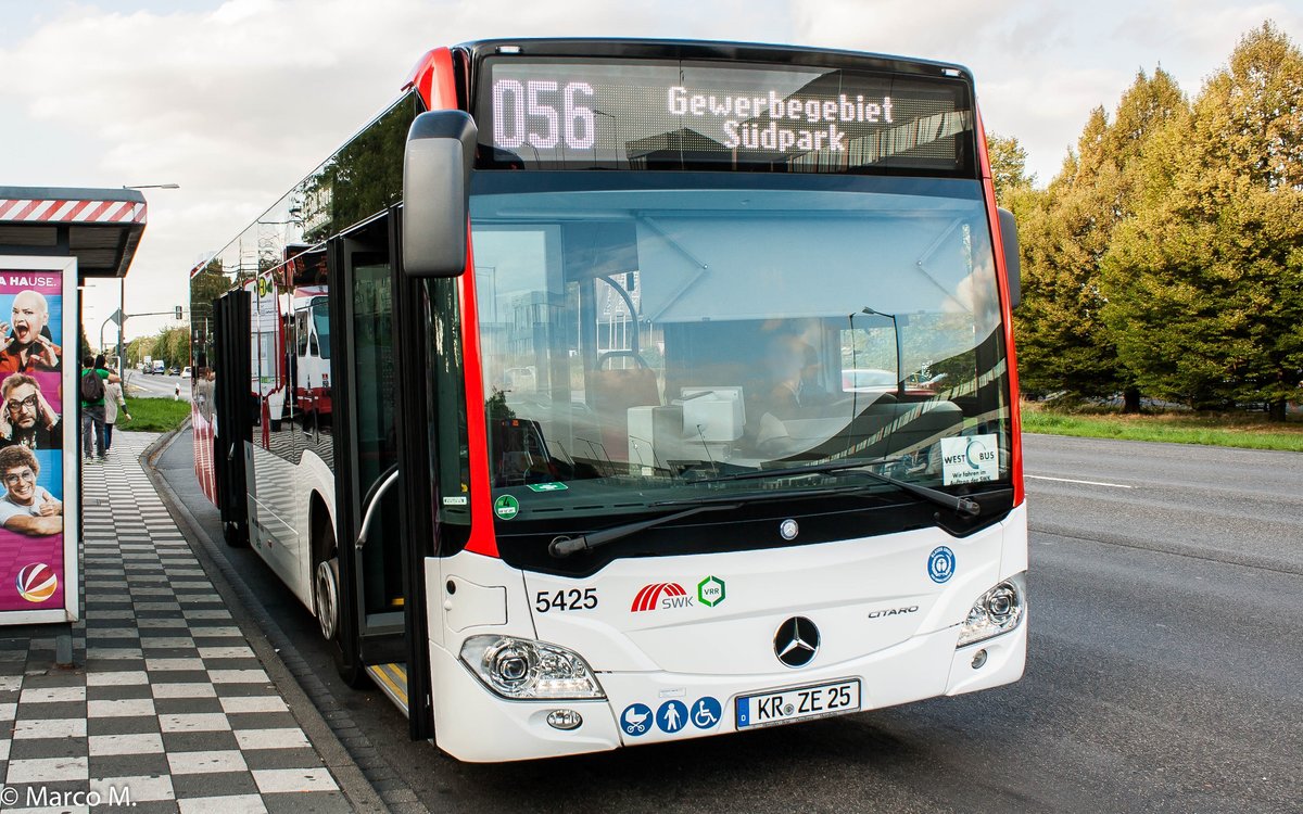 Das Neuste vom Neuen besitzt ebenfalls die SWK (Stadtwerke Krefeld). An der Haltestelle Edelstahlwerk Tor 3 konnte dieser MB O530 der neusten Generation mit der Wagennummer 5425 von der SWK fotografiert werden. | September 2018