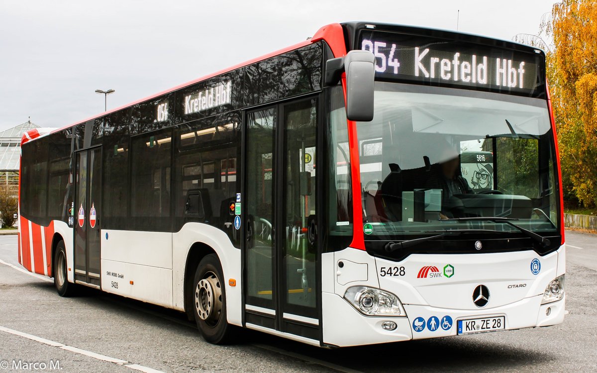 Das Neuste vom Neuen besitzt ebenfalls die SWK (Stadtwerke Krefeld). Am Krefelder Hauptbahnhof (Süd) konnte dieser MB O530 der neusten Generation mit der Wagennummer 5428 von der SWK fotografiert werden. | Dezember 2018