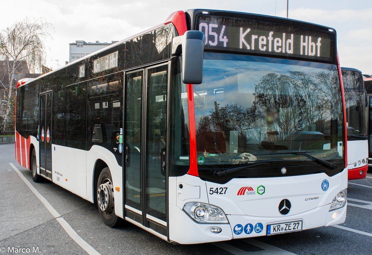 Das Neuste vom Neuen besitzt ebenfalls die SWK (Stadtwerke Krefeld). Am Krefelder Hauptbahnhof (Süd) konnte dieser MB O530 der neusten Generation mit der Wagennummer 5427 von der SWK fotografiert werden. | Dezember 2018