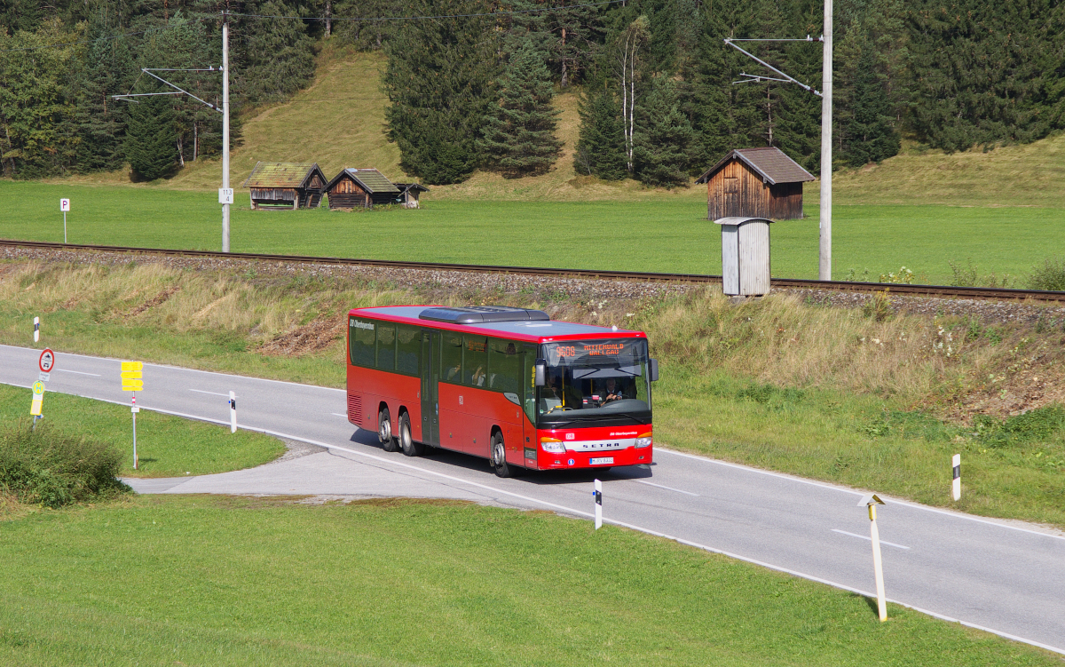 DB Oberbayernbus Kässbohrer Setra S 419 als Linie 9608 zwischen Klais und Mittenwald Schmalenseehöhe.
07.10.2014 Am Quicken Mittenwald, St.2542