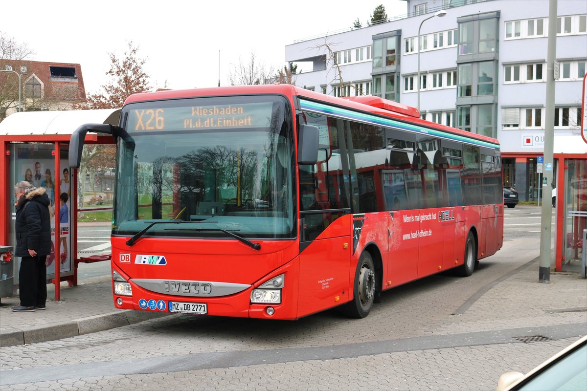 DB Rhein Nahe Bus IVECO Crossway am 17.03.18 in Hofheim (Taunus) Busbahnhof auf der Schnellbuslinie X27 