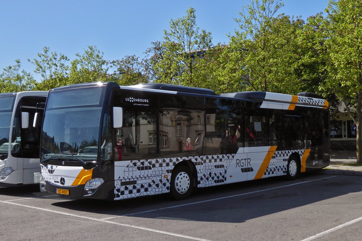 DC 4411, Mercedes Benz Citaro von Demy Cars macht eine Pause uf einem Busparkplatz in der Stadt Luxemburg. 05.2022  