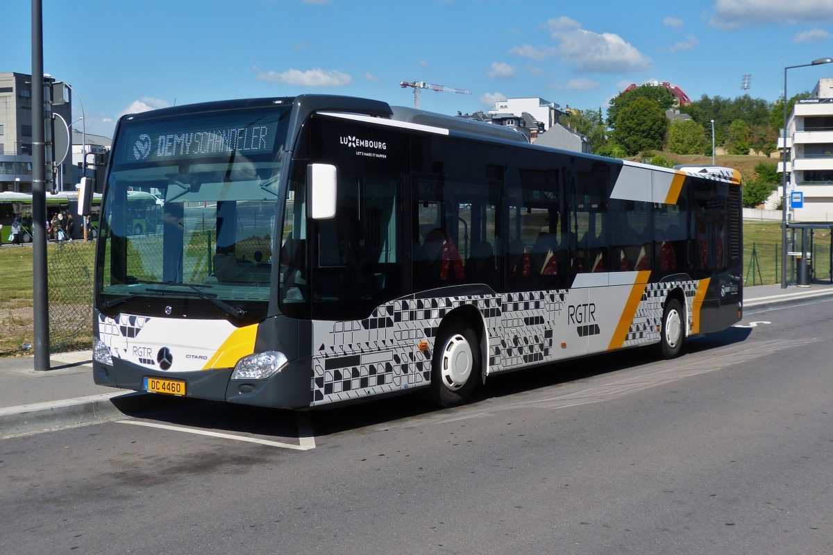 DC 4460, Mercedes Benz Citaro Hybrid, von Demy Cars, beim Umsteige Busbahnhof zur Tram an der Stäreplaz in der Stadt Luxemburg. 07.2022