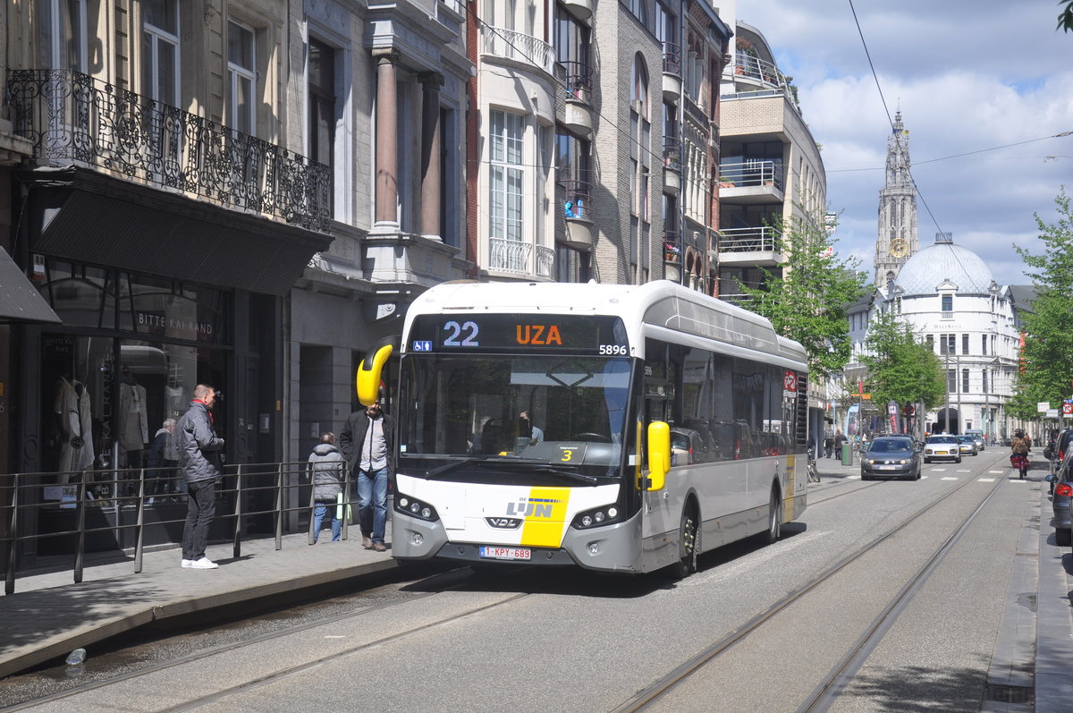 De Lijn Antwerpen 5896 VDL Citea am Haltestelle Sint-Andries aufgenommen 17.04.2017