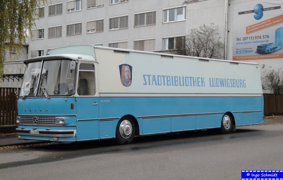 Der blaue Bus aus Stuttgart ~ S-TS 42H ~ ex. Stadtverwaltung Ludwigsburg - Stadtbibliothek (Bücherbus) ~ Kässbohrer Setra 150 ~ 04.11.2012 in Stuttgart