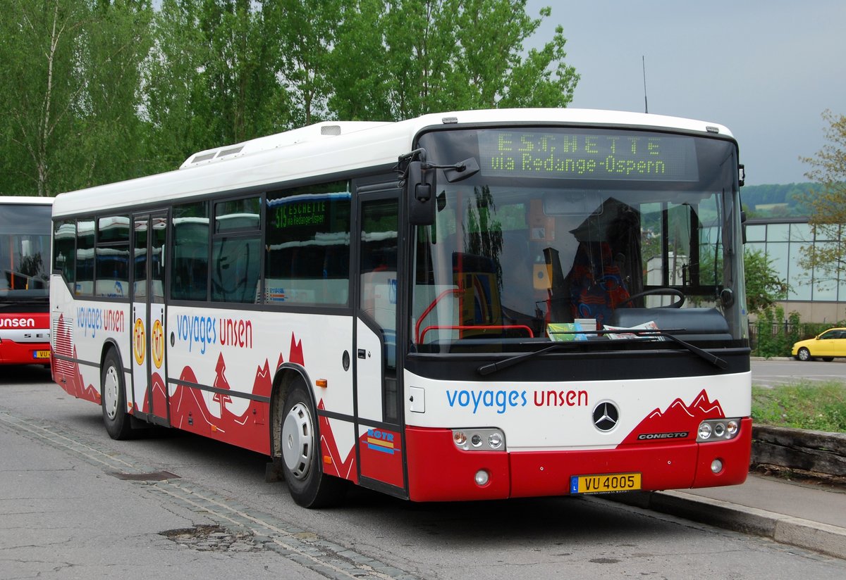Der Bus mit der Kennzeichen VU 4005 von Voyages Unsen (Mercedes Benz O345 Conecto) parkte neben dem Bahnhof Ettelbrück. 09.05.2009