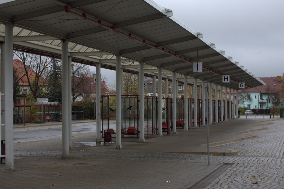 Der Busbahnhof am Bahnhof Senftenberg. 20.11.2013 15:15 Uhr