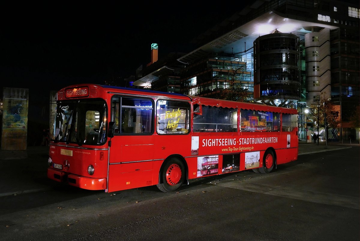Der einzige durch 'Top Tour Sightseeing' betriebene Mercedes -Benz O 305 Bus. Hier in Berlin /Potsdamer Platz im Oktober 2018.
