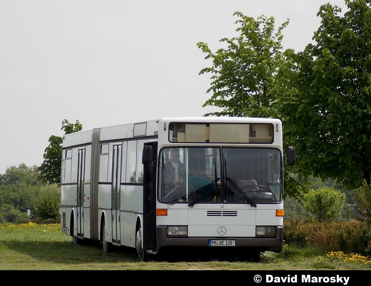Der ex VGB Bremerhaven Wagen 315 dreht heute in Brandenburg a.d.H. und Potsdam-Mittelmark als Erntehelferbus seine Runden ... der Bus weit einige starke   Gebrauchsspuren   auf ...