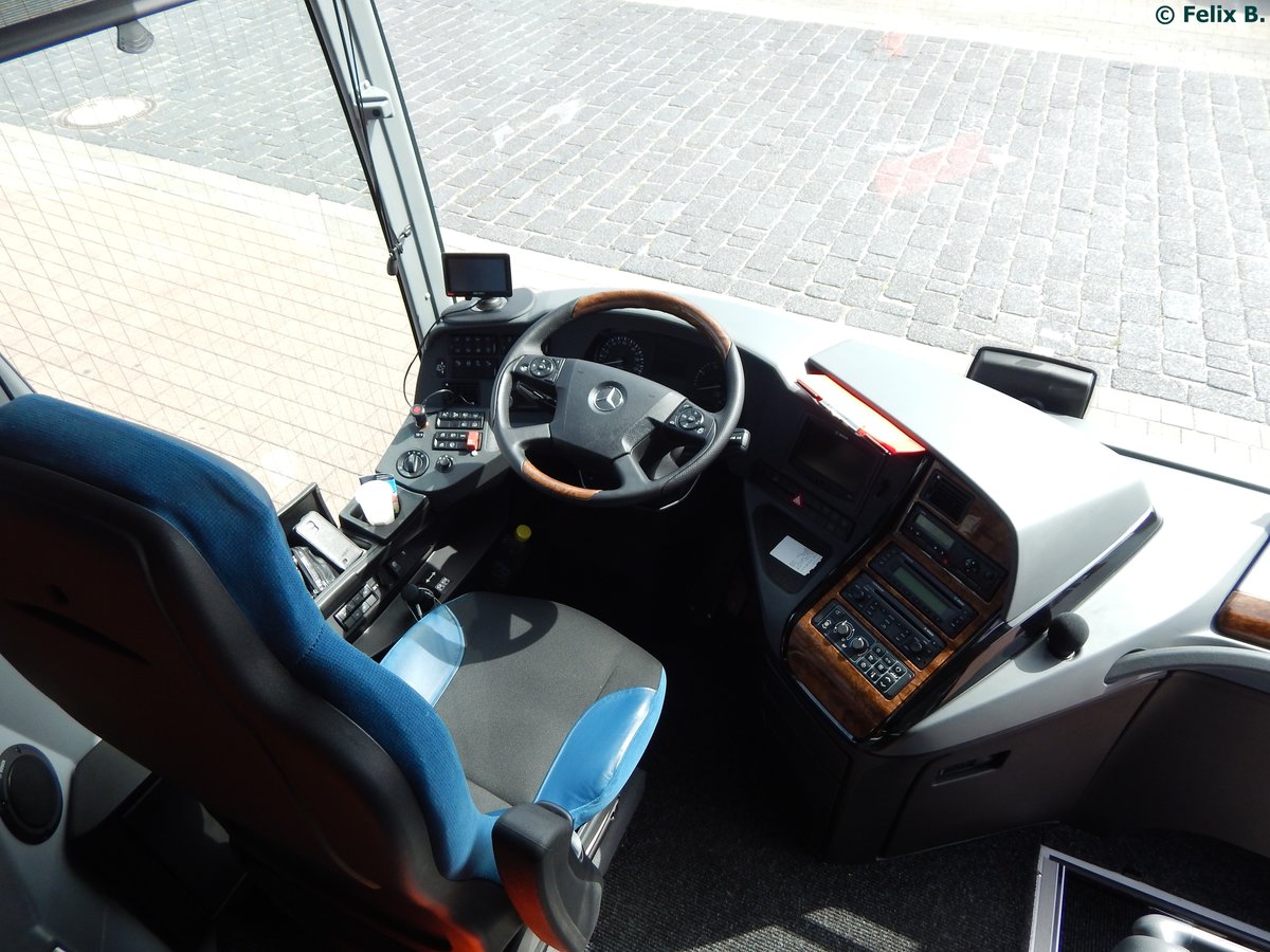 Der Fahrerarbeitsplatz eines Mercedes Travego von Bohr aus Deutschland im Stadthafen Sassnitz am 24.04.2015