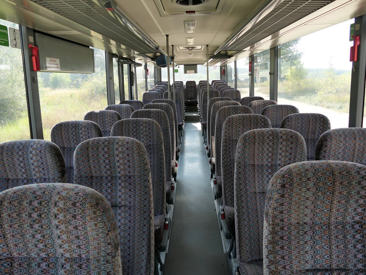 Der Fahrgastraum eines Setra 315 UL der MVVG in Waren am 22.09.2021