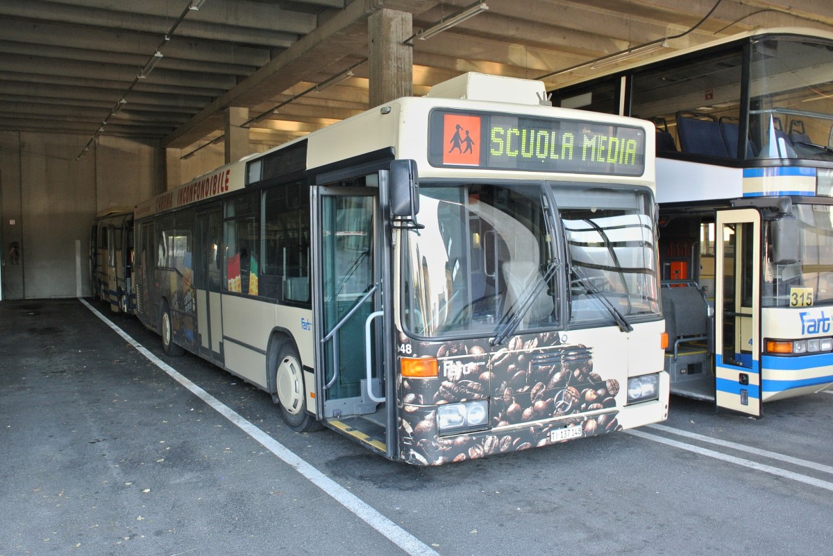 Der FART MB 405 N Nr. 48 wird nur noch fr Schulbusse eingesetzt. Aus diesem Grund wurde die mittlere Tre verschlossen. Im Bild steht der Wagen im Depot Locarno San Antonio, 29.11.2013.