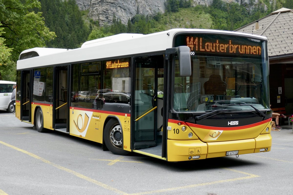 Der HESS Bus(zug) von der Region Laupen als Aushilfe in Lauterbrunnen, am 16.9.18 bei der Endhaltestelle Stechelberg Hotel.