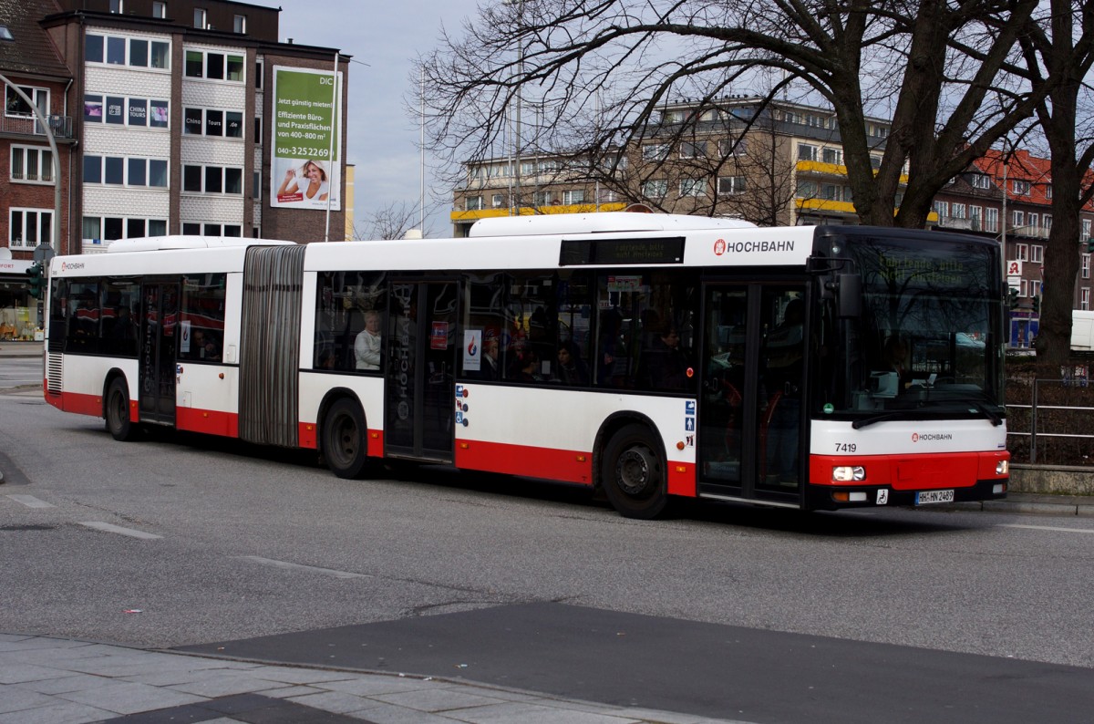 Der HHA-Wagen 7419 erreicht am 07.03.2015 die Haltestelle Wandsbek Markt.