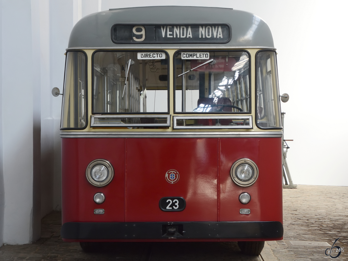 Der in Italien gebaute BUT Leyland Trolleybus Nr. 23 steht im Straßenbahnmuseum von Porto (Februar 2017).