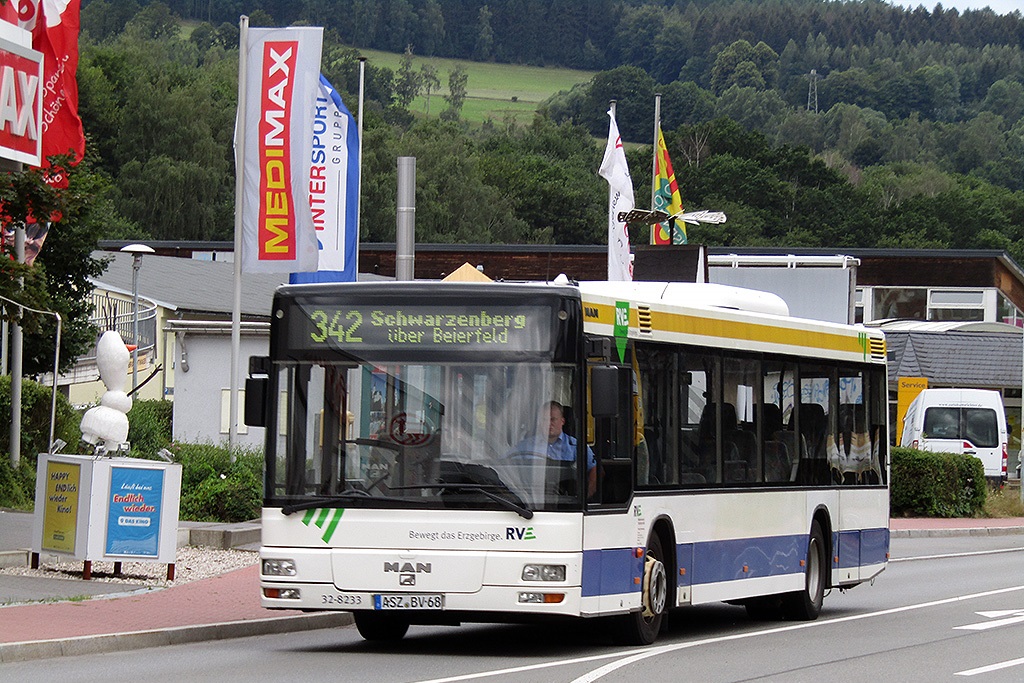 Der MAN NL313 #32-8233 auf der Linie 342 in Schwarzenberg. (6. Juli 2020)
