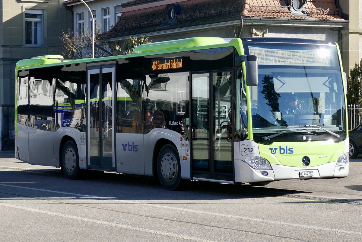 Der MB C2 K hybrid 212 am 17.2.19 bei der Anfahrt ans Busperron am Bahnhof Burgdorf.
