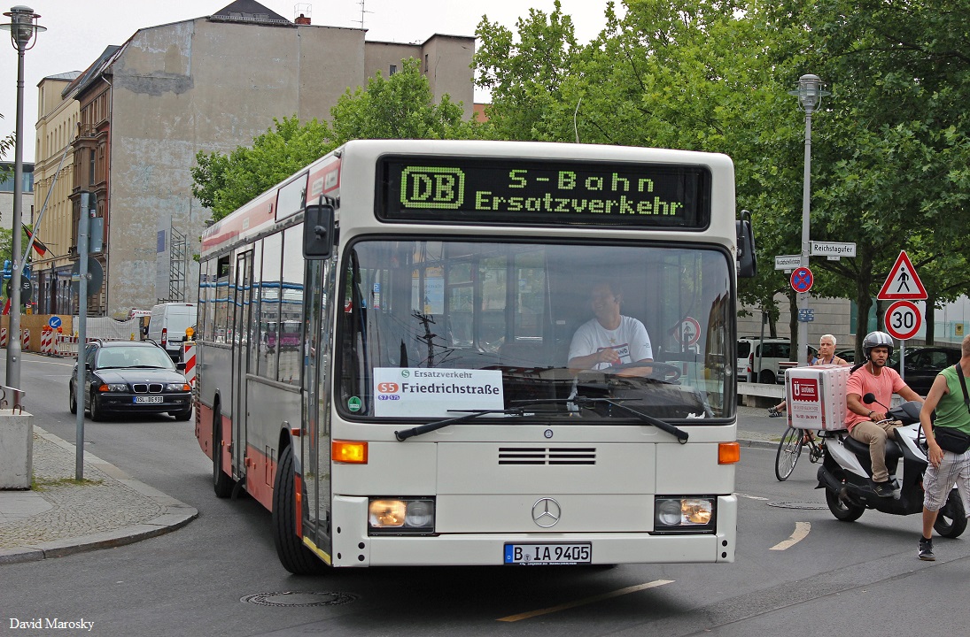 Der O405N2 (ex HHA Schnellbus) von Firma G.L.O. Bus Jörg Schirrmeister & Aleksander Myslowitch G.D.R. mit der Wagennummer 9405 im Auftrag der Firma Dreyer auf dem Stadtbahn-SEV. Am 20.07.2014 am Reichstagufer, Bhf. Friedrichstraße aufgenommen. 