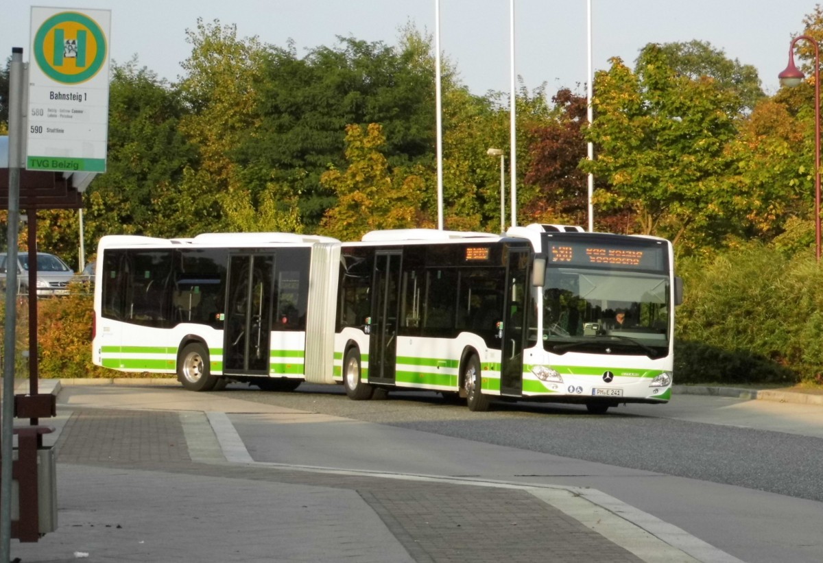 Der PM-E 241 ist der erste MB O 530 C2 Gelenkbus der VGB, der mit einem weiteren die 2 letzten MB O 405 GNÜ der VGB ersetzt hat. Hier am Bad Belziger Busbahnhof als 580 zum Betriebshof am 8.9.2014