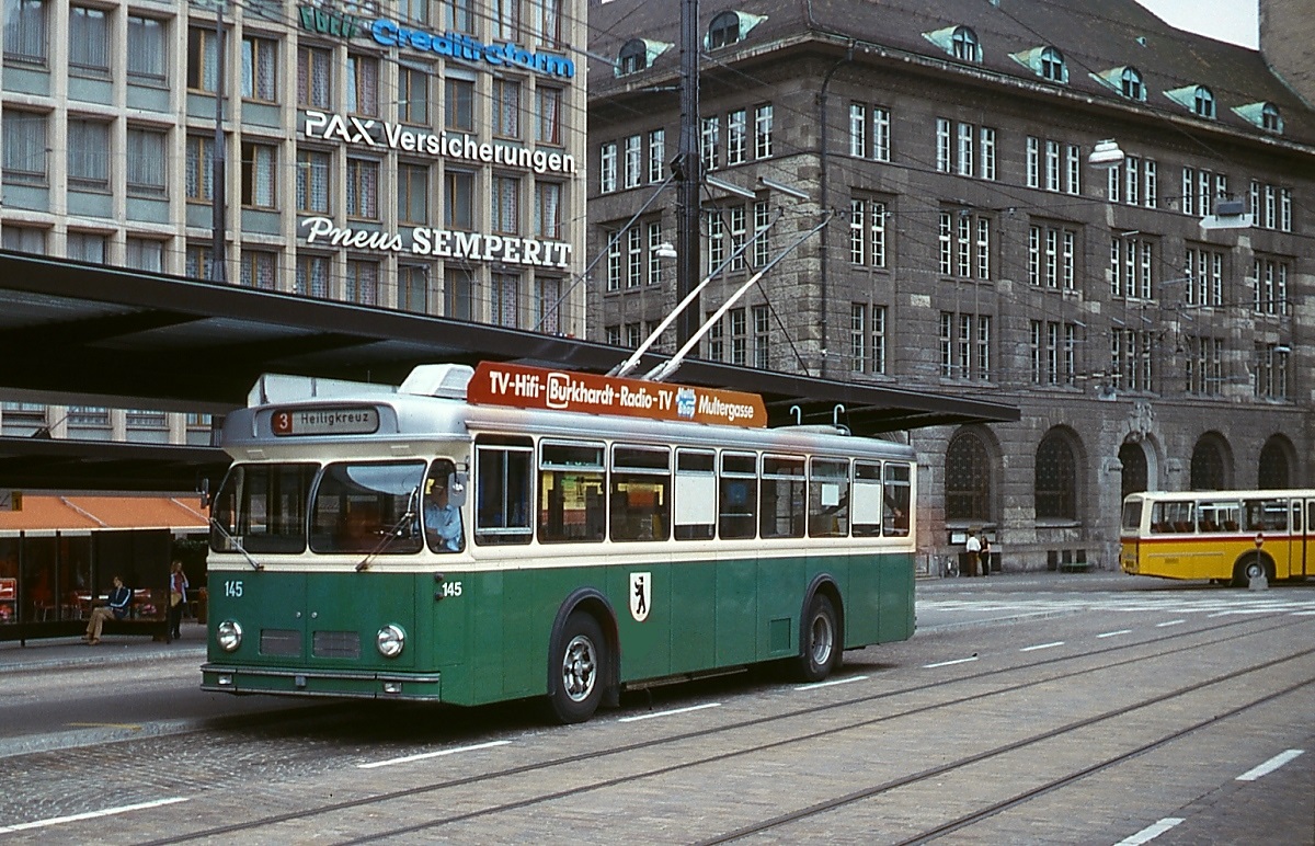 Der Saurer/BBC-Trolleybus 145 im Frühjahr 1979 vor dem Hauptbahnhof S. Gallen. Die Busse der Serie 131-148 vom Typ 4TP wurden 1950 unter den Nummern 101-118 geliefert und erhielten zwischen 1968 und 1975 eine neue Karosserie. Die Ausmusterung erfolgte zwischen 1985 und 1992.