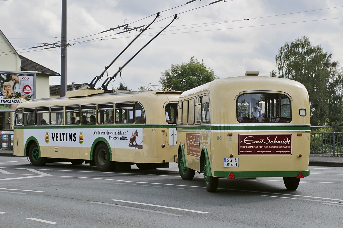Der ÜH IIIs 59 biegt mit dem Anhänger Orion WH112 06 des Obus-Museums Solingen am 12.09.2021 von der Kieler Straße in die Kamper Straße ein