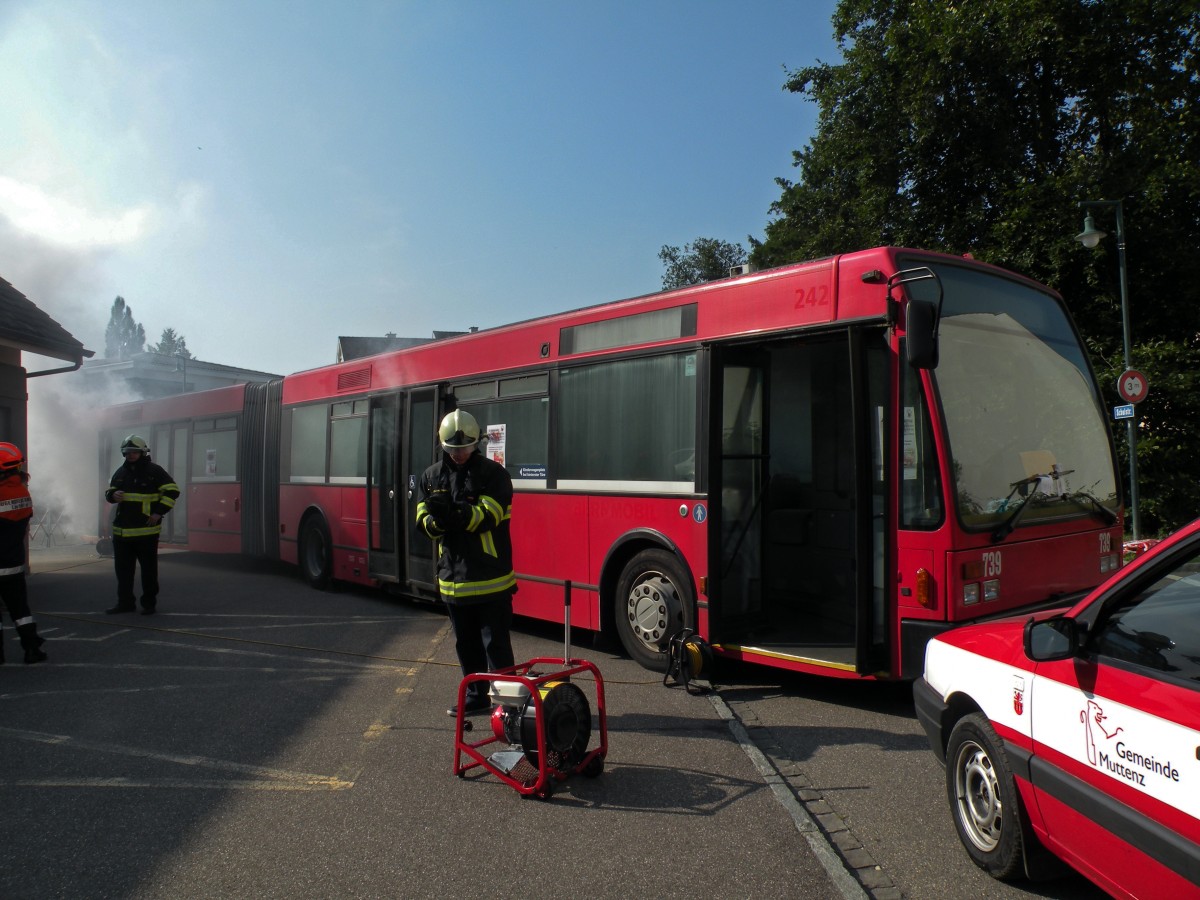 Der Van Hool Bus, ex Bernmobil 242 und ex BVB 739, nimmt am Jugenffeuerwehrtag und Feuerwehrfest an einer Feuerwehrbung mit Fahrgastbergung teil. Dabei wird der Fahrgastraum mit dichtem Rauch gefllt und die Feuerwehrleute mssen die eingeschlossenen Fahrgste retten. Die Aufnahme stammt vom 31.08.2013.