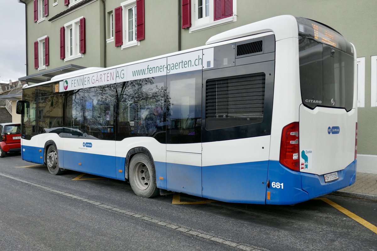 Der VBZ MB C2 K betrieben durch AHW Autobetriebe steht am 9.2.19 beim Bhf Kilchberg.