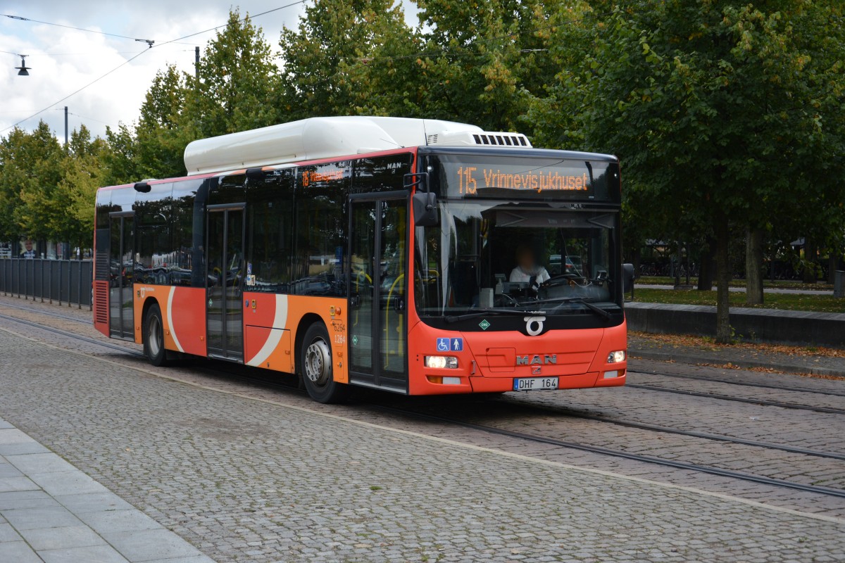 DHF 164 fährt am 09.09.2014 auf der Linie 115. Aufgenommen am Hauptbahnhof Norrköping.