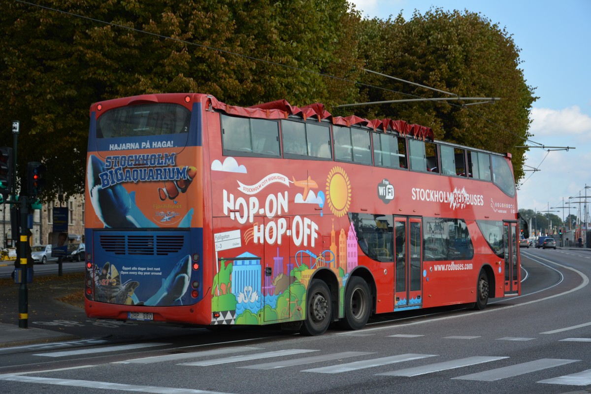 DHP 980 auf Sightseeing Fahrt durch Stockholm. Aufgenommen am 16.09.2014. Bustyp-Volvo Unvi.