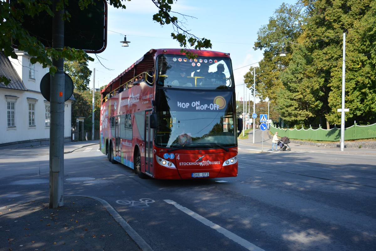 DHX 073 (Volvo UNVI B9TL) auf Stadtrundfahrt am 18.09.2014 Stockholm Djurgårdsvägen.