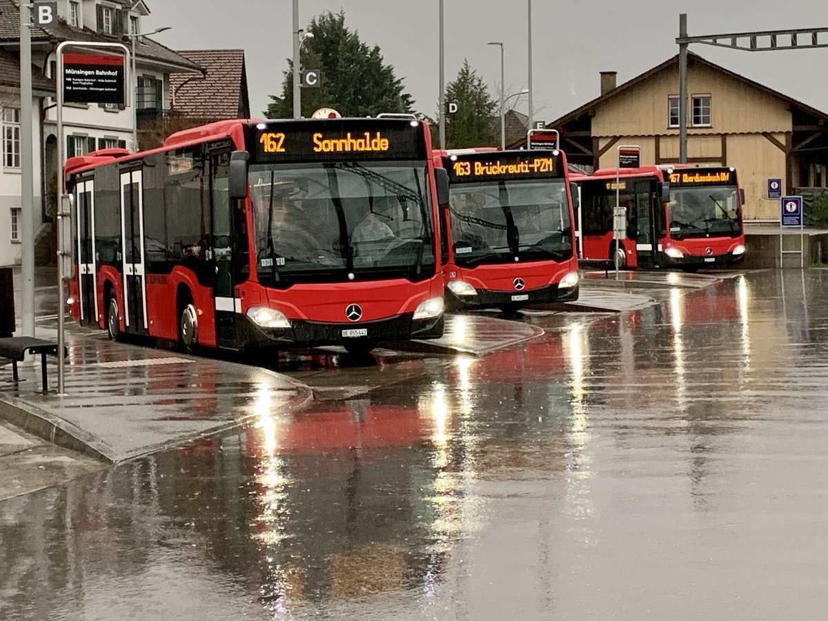Die 3 Bernmobil MB C2 K hybrid 442, 448 und 444 am 5.3.20 beim Bahnhof Münsingen.