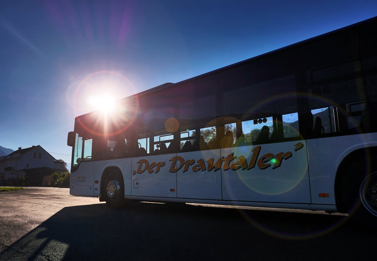 Die Abendsonne scheint beim Bahnhof Greifenburg-Weißenee über einen SETRA S 415 NF herein.
Der Bus gehört dem Unternehmen Siebler Reisen -  Der Drautaler .
Aufgenommen am 24.8.2016.