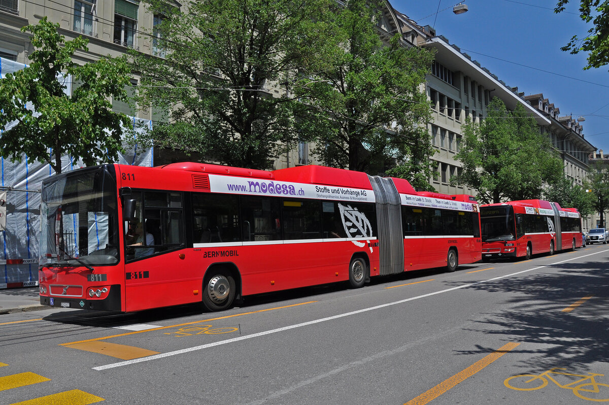 Die beiden Volvo Busse 811, auf der Linie 6B und 810, auf der Linie 19, fahren durch die Bundesgasse. Die Aufnahme stammt vom 17.06.2013.