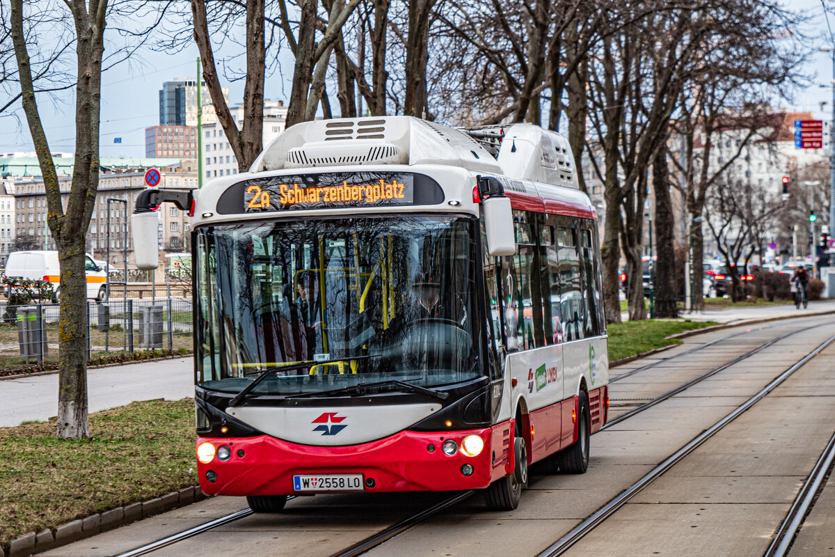 Die ersten Elektrobusse in Wien sind 8m lange Rampini e80. Eingesetzt werden diese auf den Linie 2A und 3A. Wiener Linien 8304 verlässt am 7.2.2024 gerade den Schwedenplatz in richtung Schwarzenbergplatz