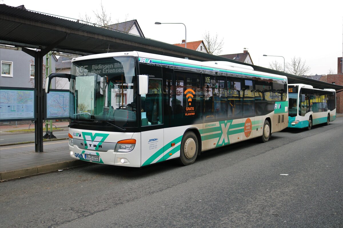 Die neue RMV Schnellbuslinie X95 von Büdingen über Erlensee direkt nach Frankfurt Enkheim am 15.12.21 in Enkheim. Hier zu sehen Stroh Bus Setra Überlandbus 