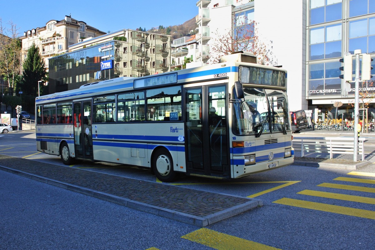 Die Zeit der beiden MB 405 berland Busse der FART ist schon bald vorbei. Wagen 16+17 wurden ausschliesslich auf der Linie 316 nach Locarno eingesetzt, bald werden sie jedoch durch neue Fahrzeuge ersetzt. Auch die ebenfalls auf dieser Linie eingesetzten MB 408 werden ausgemustert. Im Bild ist Wagen 16 beim Bahnhof Locarno, 29.11.2013.