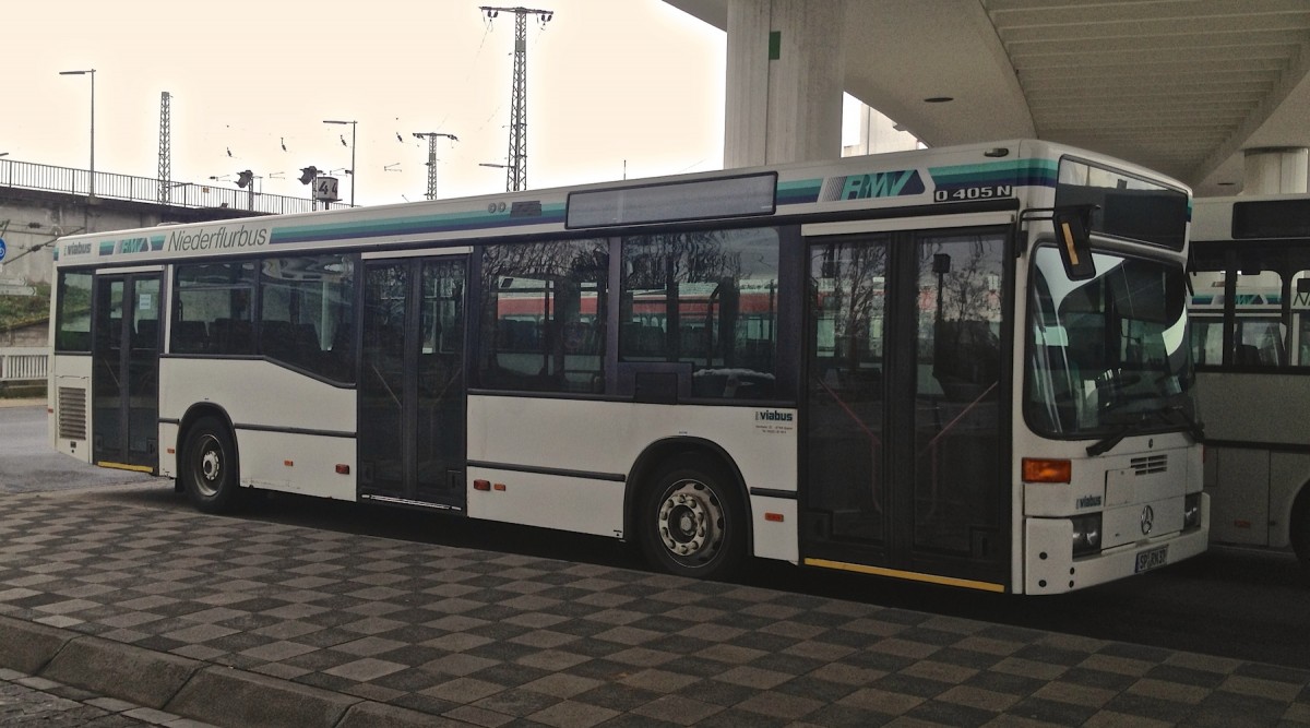 Diesen dreitürigen Mercedes-Benz O 405N2 habe ich am 22.03.2014 am Hauptbahnhof Ludwigshafen aufgenommen. Er gehört dem Busunternehmen Viabus.