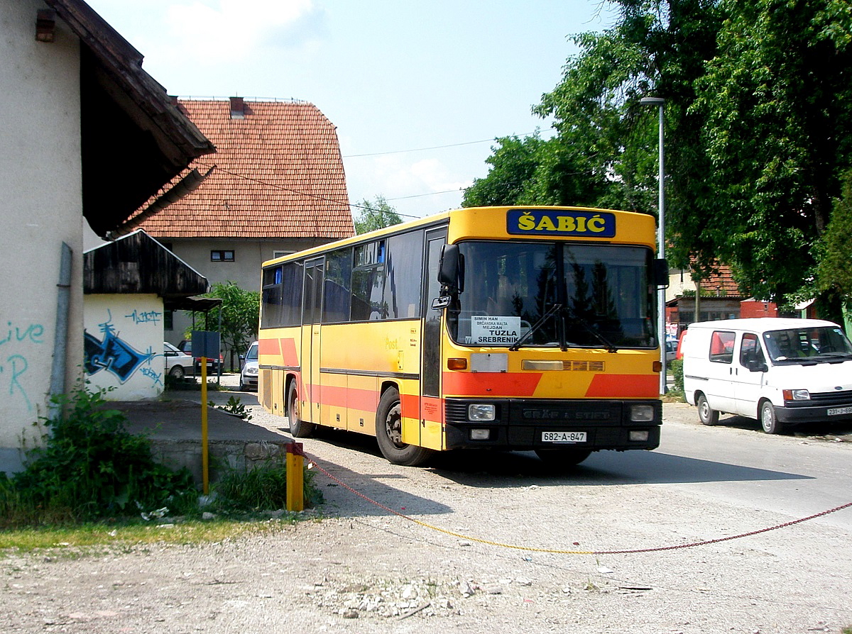 Diesen ex-österreichischen Gräf & Stift-Postbus hat es nach Montenegro verschlagen, hier am 20.05.2009 vor dem Bahnhof Niksic