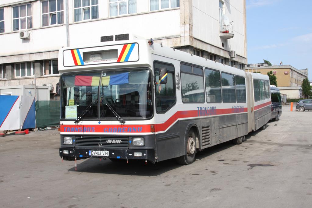 Dieser betagte Gliederbus stand am 21.5.2015 vor dem Hauptbahnhof von Brasov und trug die Bezeichnung NAW.
