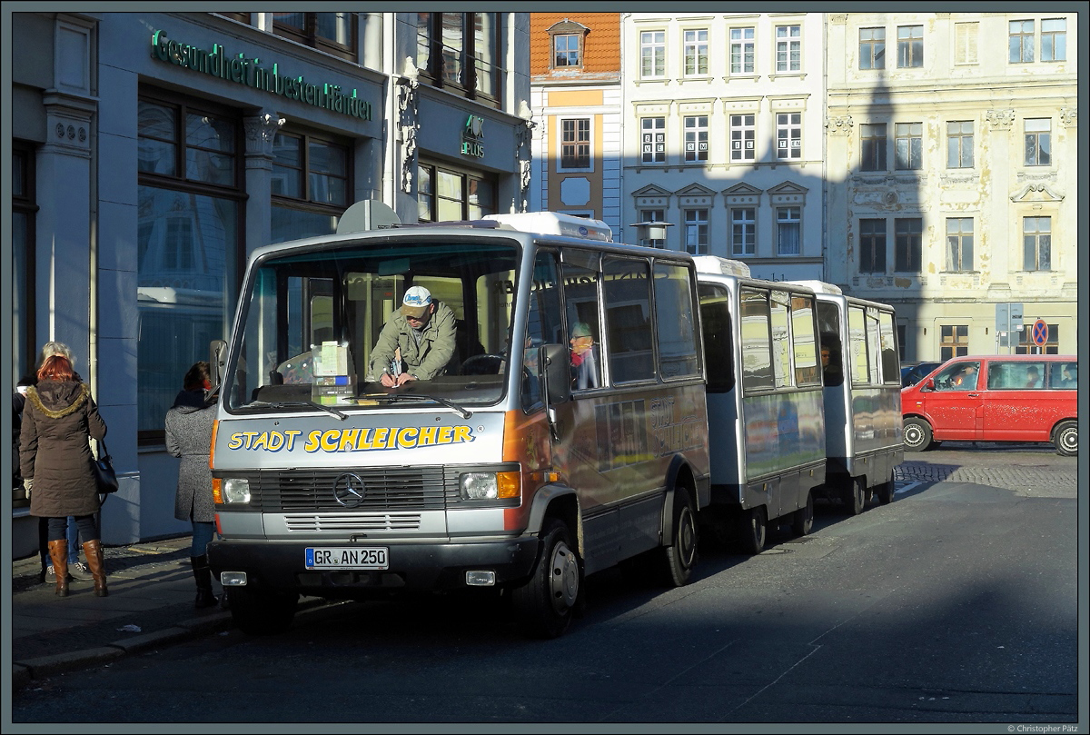 Dieser Buszug von Mercedes-Benz mit zwei Busanhängern kommt in Görlitz für touristische Rundfahrten als  Stadtschleicher  zum Einsatz. (Görlitz, 04.12.2016)