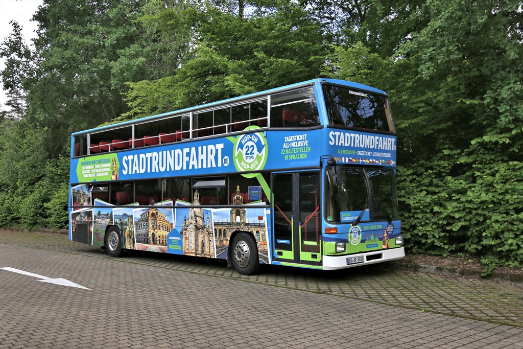 Dieser Doppelstock Rundfahrt Bus hatte sich von Dresden zur Bastei in der sächsischen Schweiz  verirrt . Am 6.6.2022 parkte er auf dem der Bastei am nahsten gelegenen Parkplatz.
Meines Erachtens dürfte es sich um einen MAN Bus handeln.