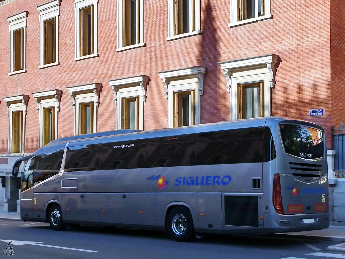Dieser i6s-Reisebus von Irizar/Volvo parkte Anfang November 2022 in der Madrider Innenstadt.
