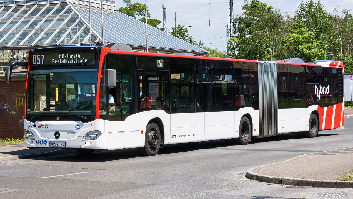 Dieser MB O530G C2 Hybrid der neusten Generation mit der Wagennummer 5675, konnte an der Haltestelle Krefeld Hauptbahnhof Süd aufgenommen werden. | Juni 2019
