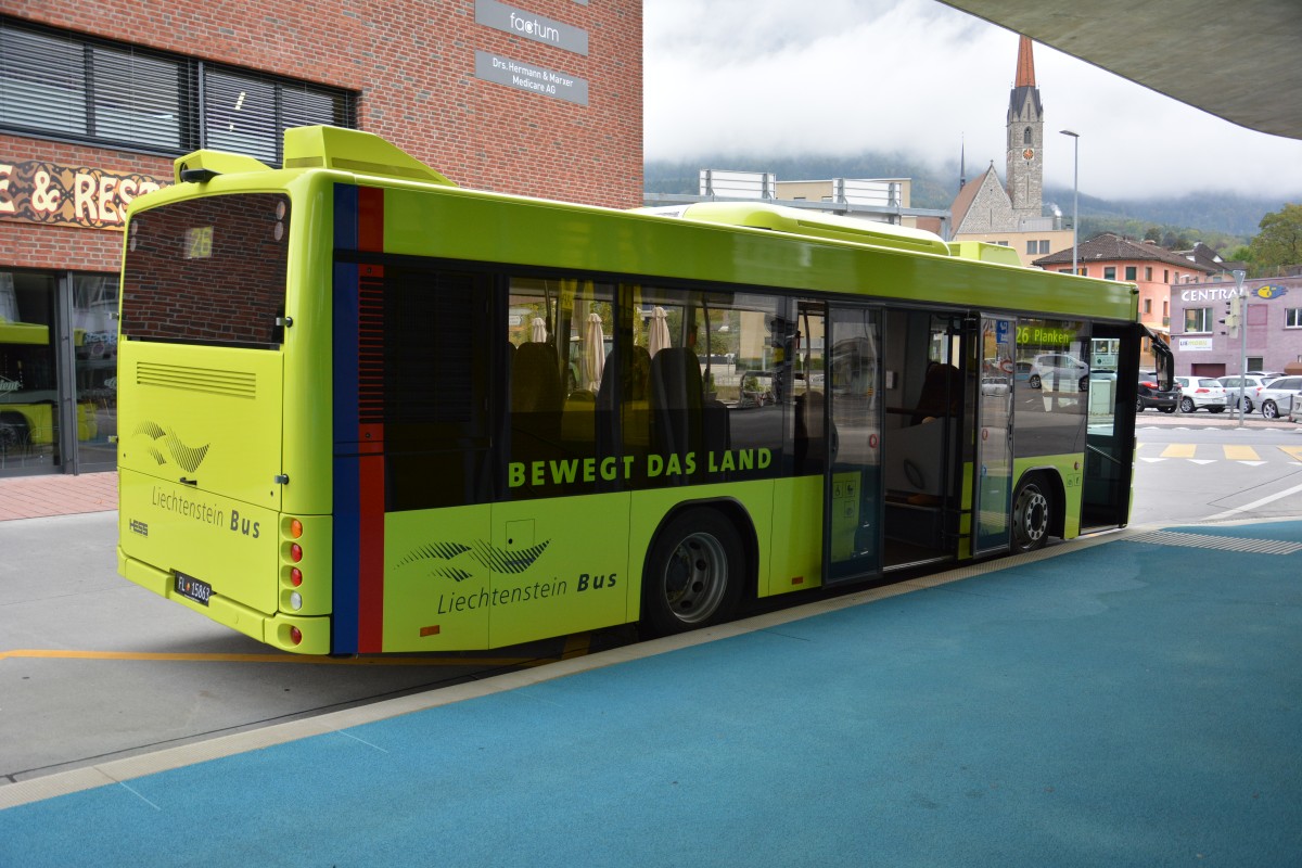 Dieser Neoplan Midibus mit dem Kennzeichen FL-15863 steht am 08.10.2015 in Schaan am Busbahnhof.