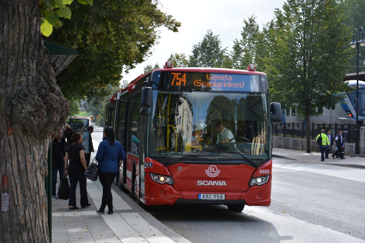 Dieser Scania Citywide steht am 13.09.2014 am Bahnhof in Södertälje.