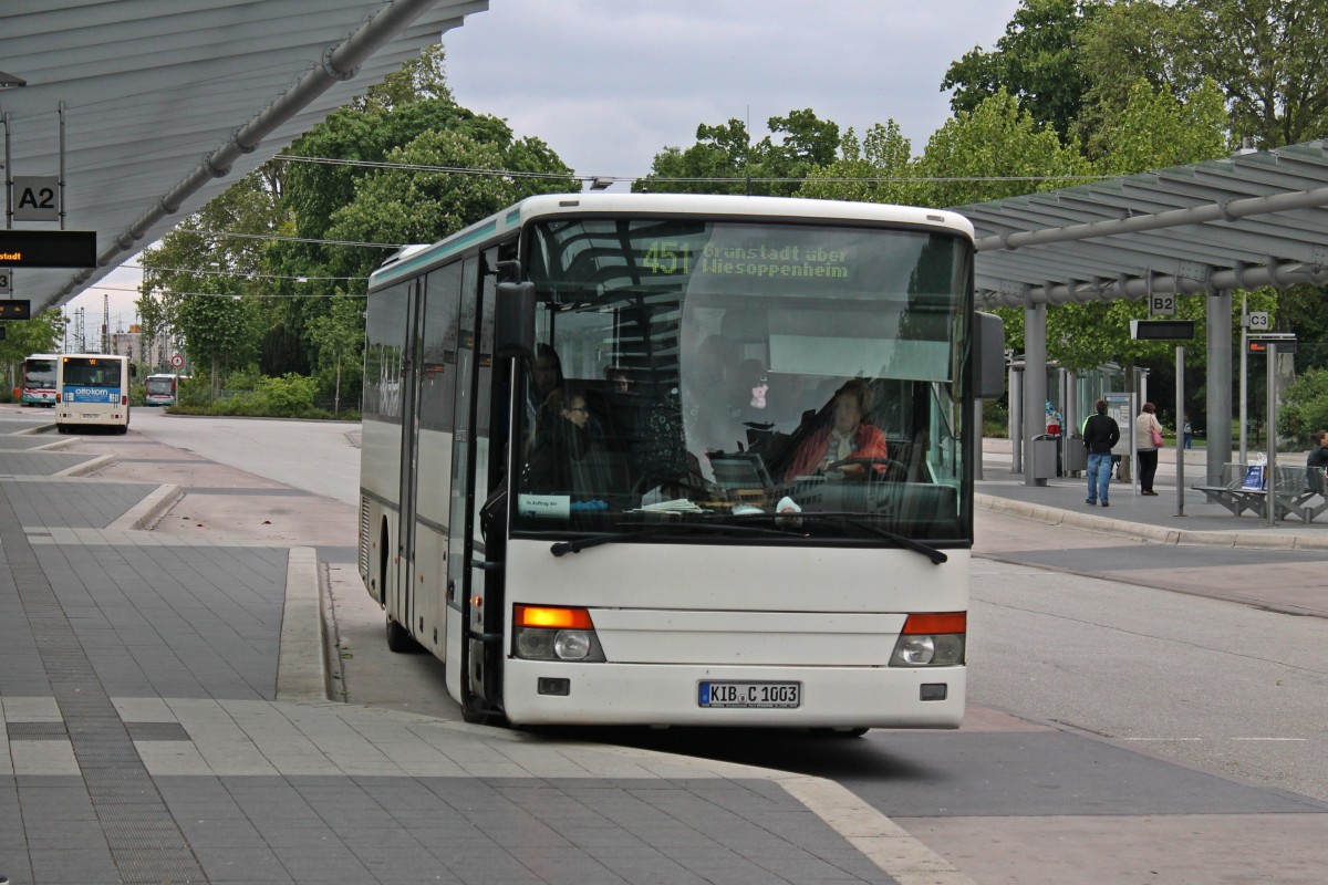Dieser Setra S 315 UL, stand am 22.05.2013 am Buseinstieg am Wormser Bahnhof als Linie 451 nach Grnstadt.