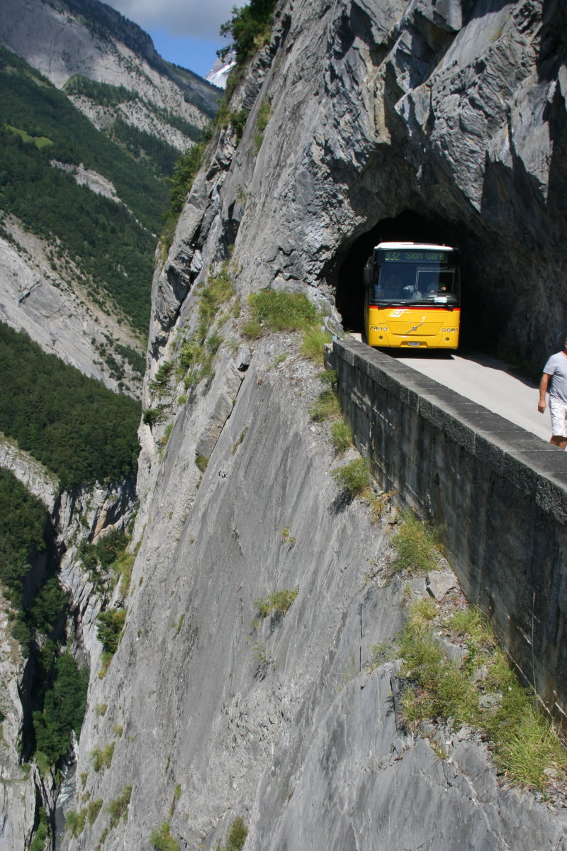 Dieses Bild soll an dieser schmalen Stelle den senkrechten Blick zur Talsohle ermöglichen. Ein Volvo 8700 Postauto auf der Linie 12.332 Deborence - Aven - Sion an der Steilkannte 300 m über dem Val di Lizerne; 06.08.2016