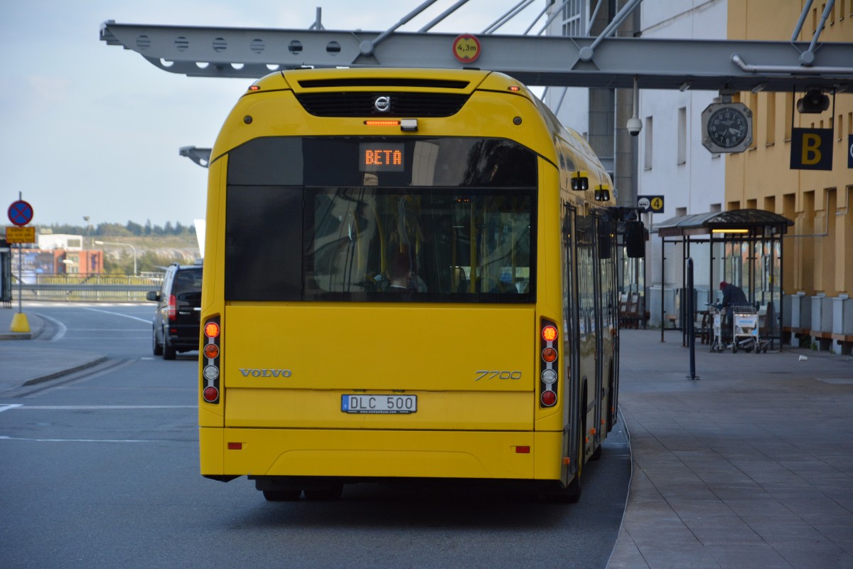 DLC 500 (Volvo 7700 Hybrid) auf den Weg zum Parkplatz am Flughafen Stockholm Arlanda. Aufgenommen am 13.09.2014.