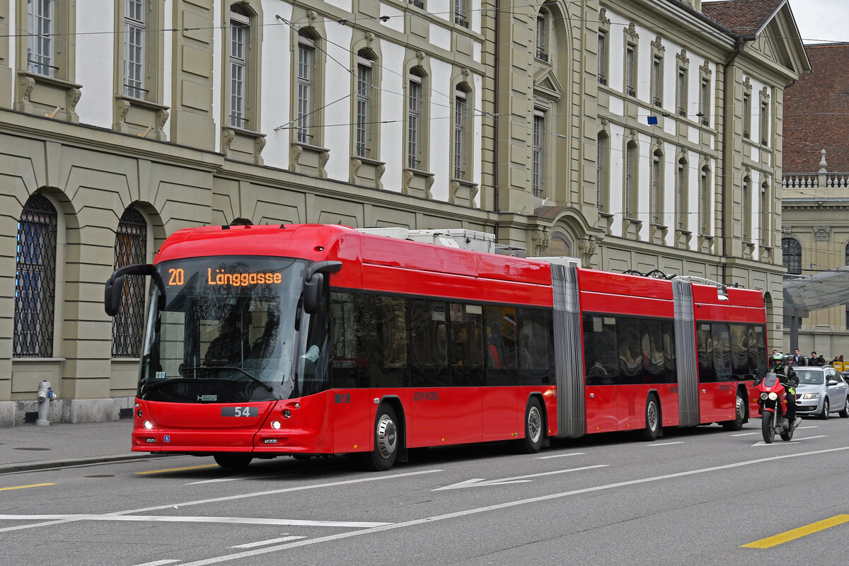 Doppelgelenk Trolleybus 54, auf der Linie 20, überquert am 17.04.2023 den Bubenbergplatz.