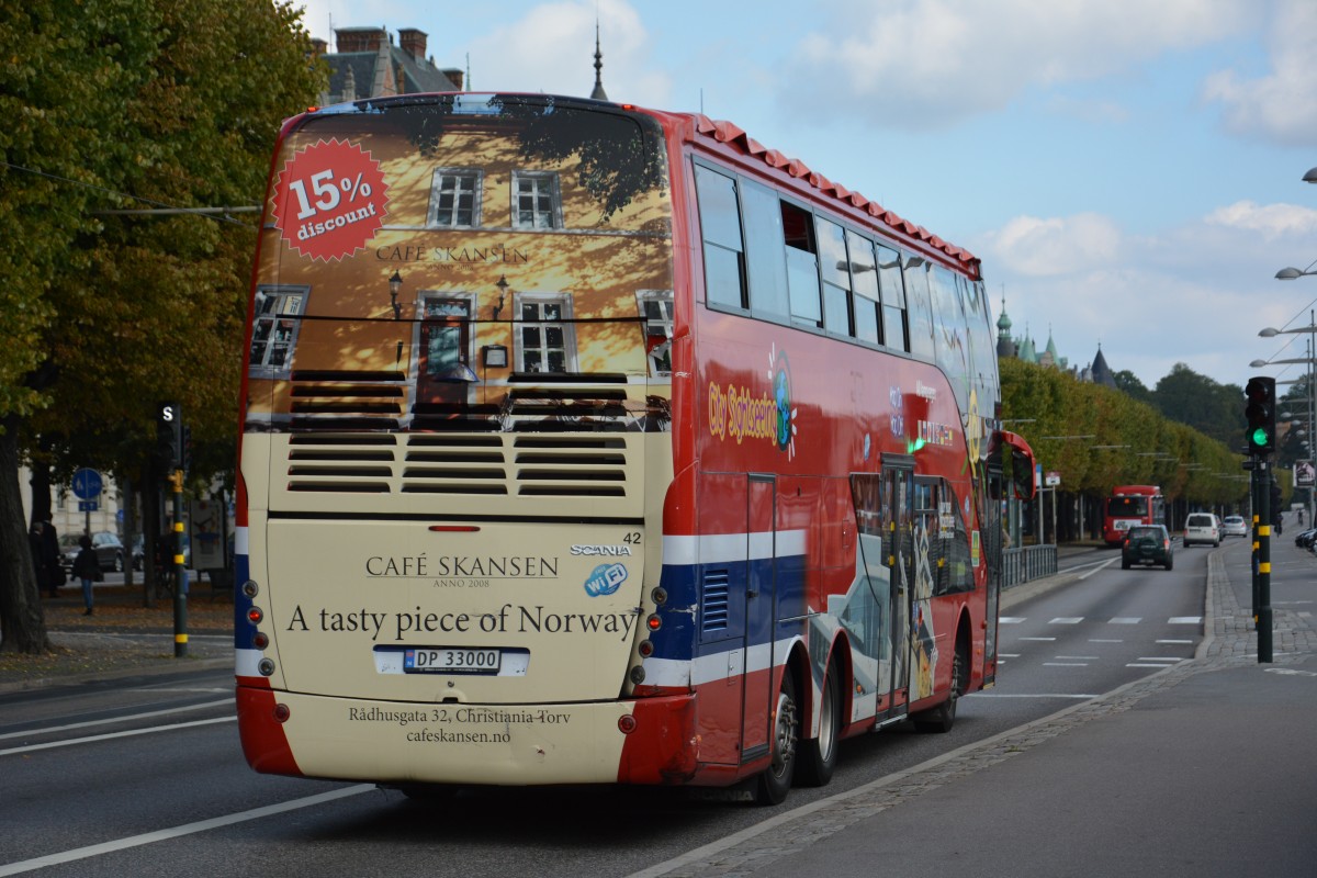 DP 33000 (aus Norwegen (Bus-Ayats) auf Sightseeing Fahrt durch Stockholm. Aufgenommen am 16.09.2014.